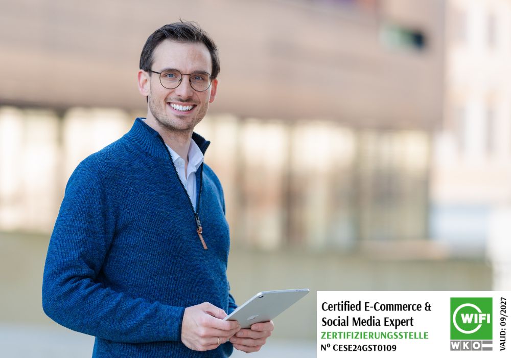 Dominik Edelsbacher mit Tablet und WIFI-Zertifikat als E-Commerce & Social Media Expert