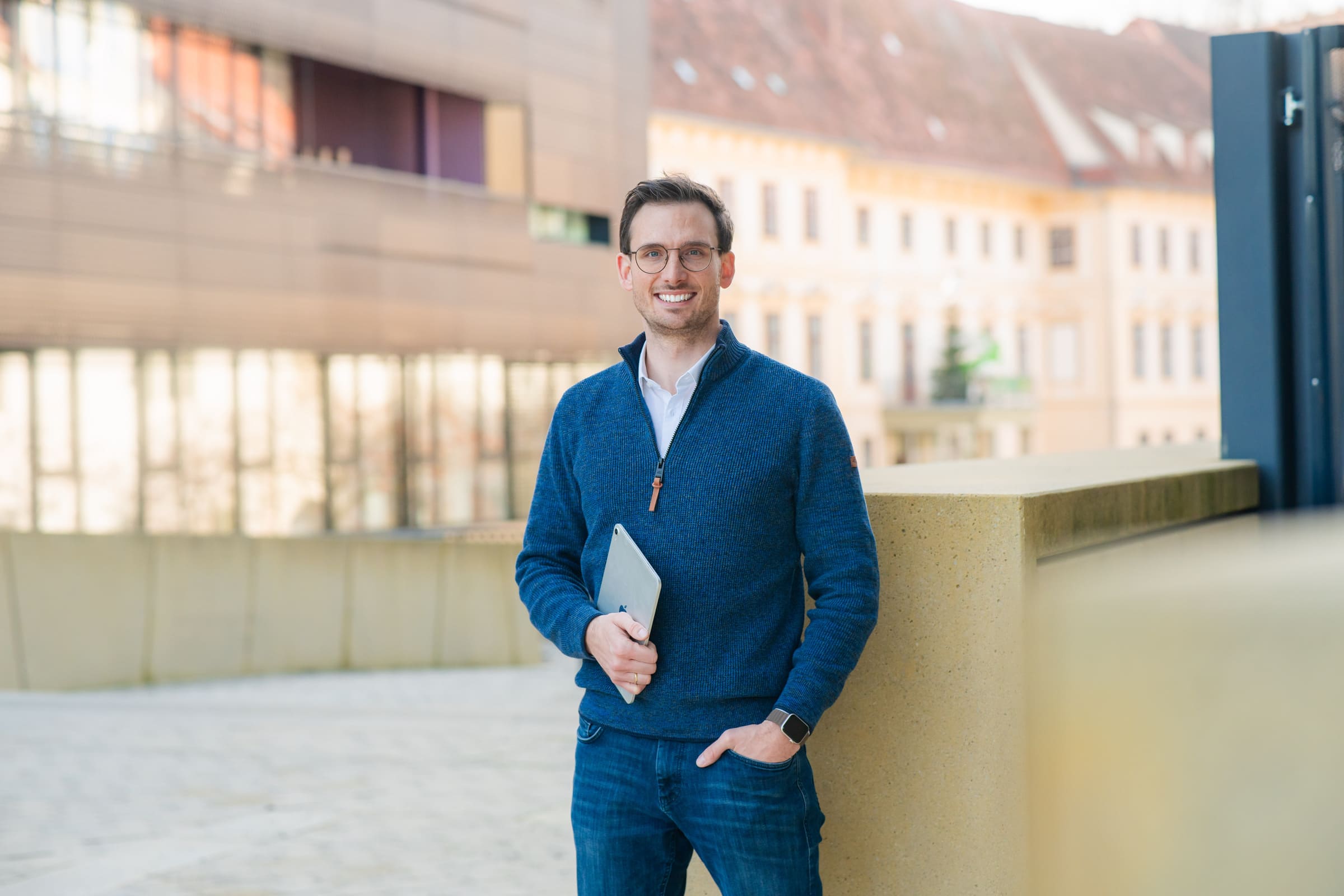 Dominik Edelsbacher mit Tablet in der Grazer Innenstadt