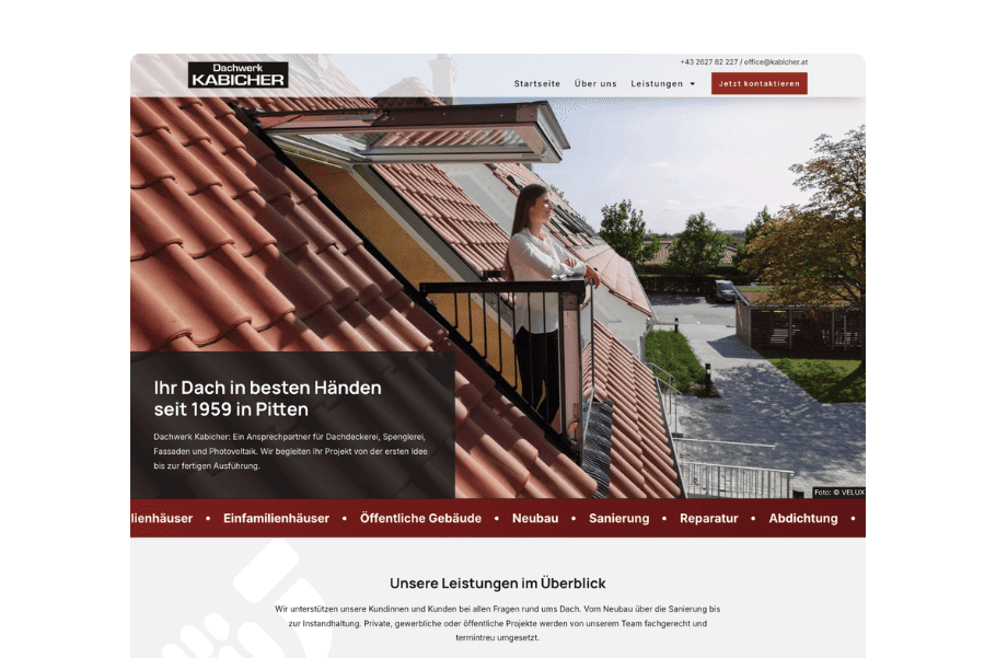 Startseite von Dachwerk Kabicher mit Ziegeldach und Dachbalkon