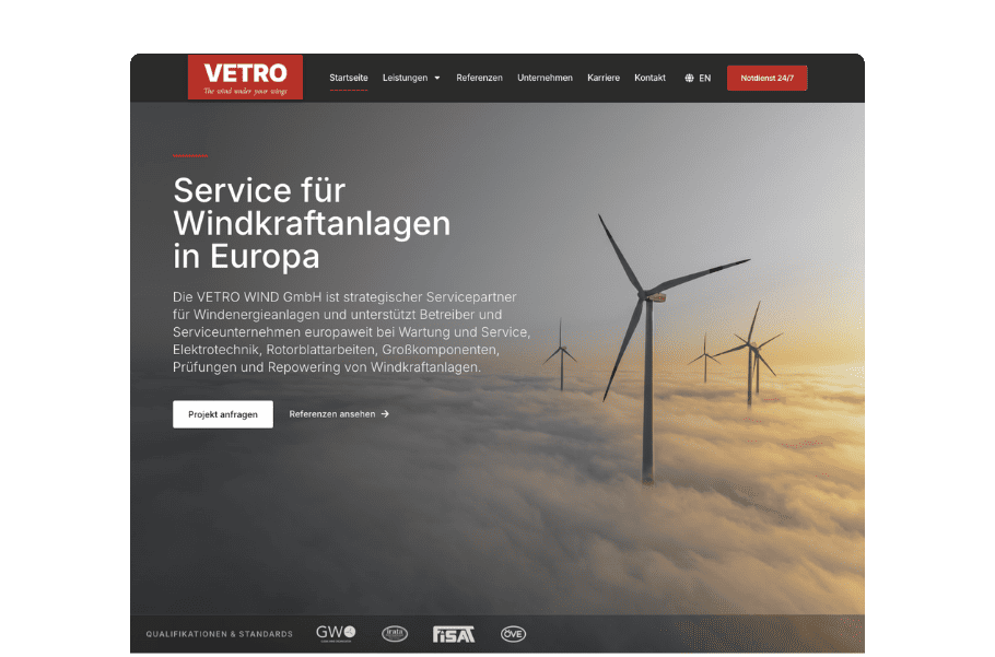 Startseite von Vetro Wind mit Windkraftanlagen über dem Nebel