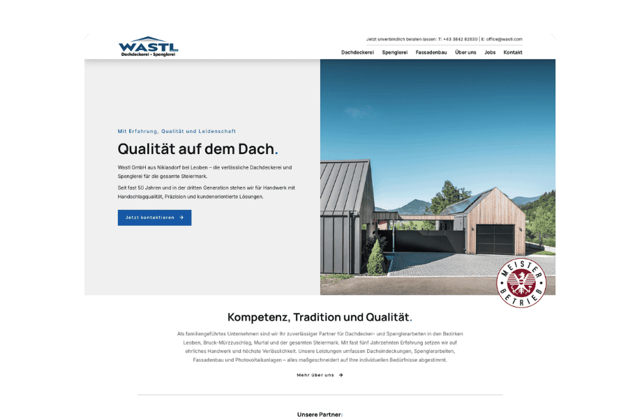 Startseite der Wastl GmbH mit Wohnhaus und dunklem Blechdach
